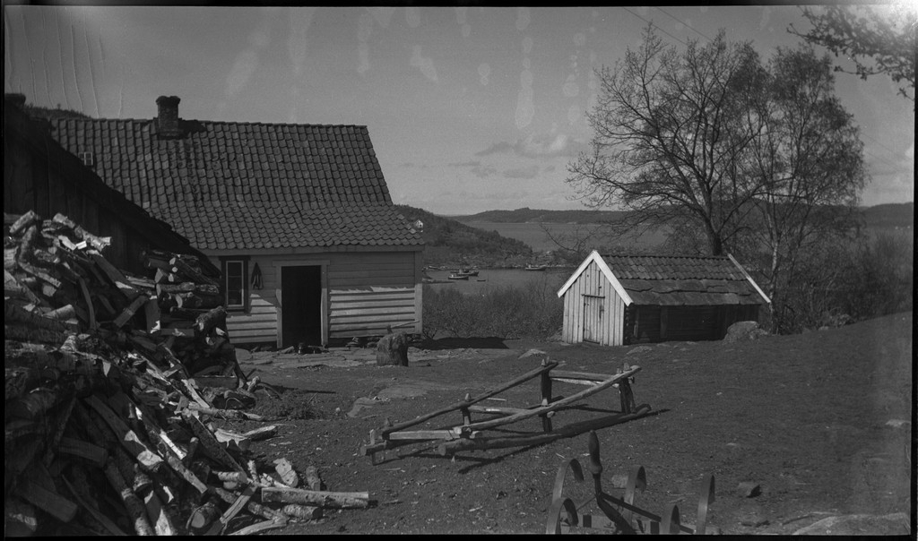 Harald Bergsaker og fotografen besøker flere små gårdsbruk og bygder i Strand kommune. Det er bilder fra landskap, bebyggelse, barn, sauer og lam. Frukttrærne står i full blomst.