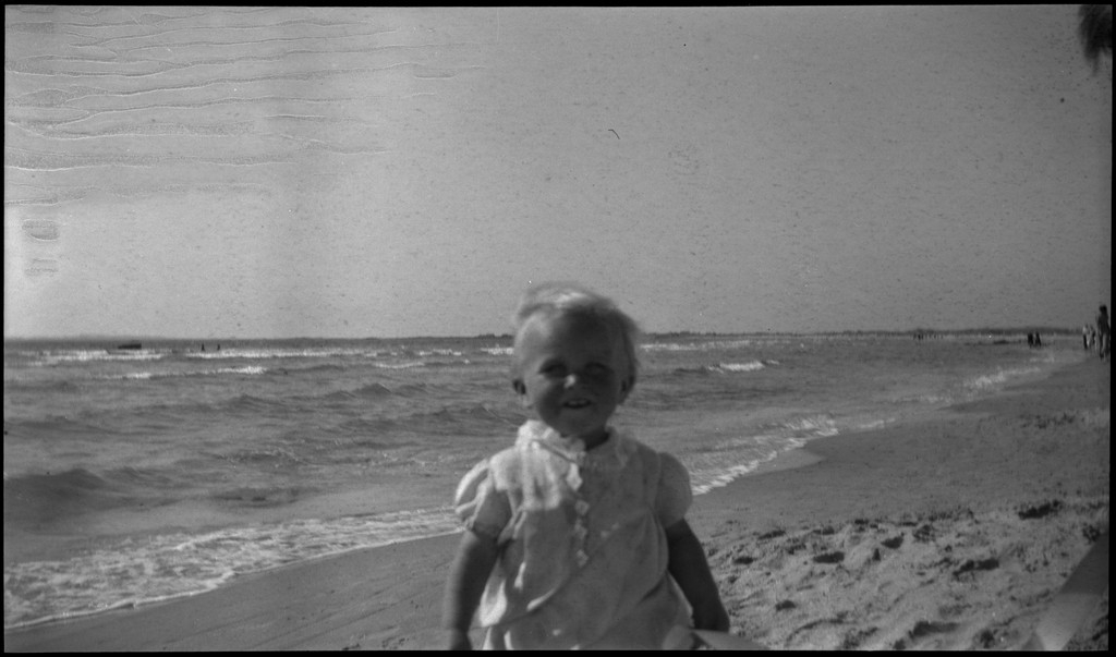 En stor vennegjeng i lystig lag på stranda på Sola. De har trommer og trekkspill og leker i vannet og på land med og uten ball. Sola strandhotell ligger i bakgrunnen. Tor Johannessen og Harald Bergsaker er på bilde nr. 14 og 18.