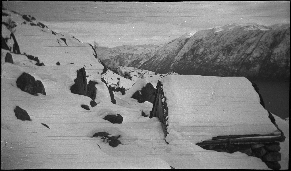 Bilder fra en skitur fra Bratteli ved Lysefjorden med Lindtner og Arne Johannessen. Det er bilder av landskapet og skigåingen og av en stor gjeng med unge menn foran en hytte. Det er også bilder fra et lite bruk med geiter ute i snøen.