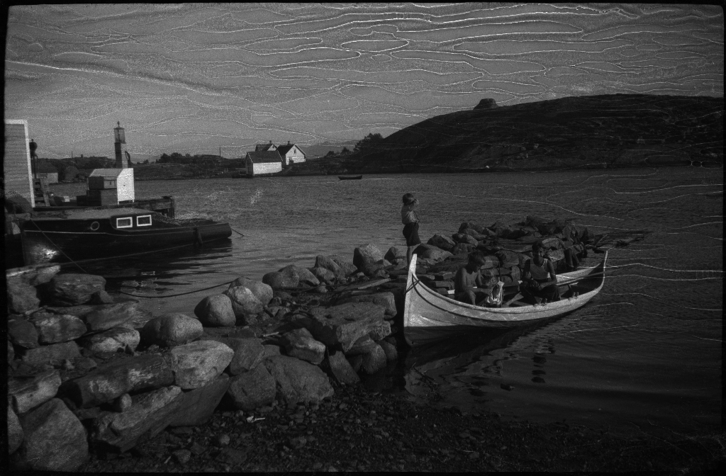 Ragnar Paulsen og Ingar Sivalgsen står på hendene og turner. På bilde 4 og 5 er de på og ved nordlandsbåten som ligger fortøyd ved en steinmolo.