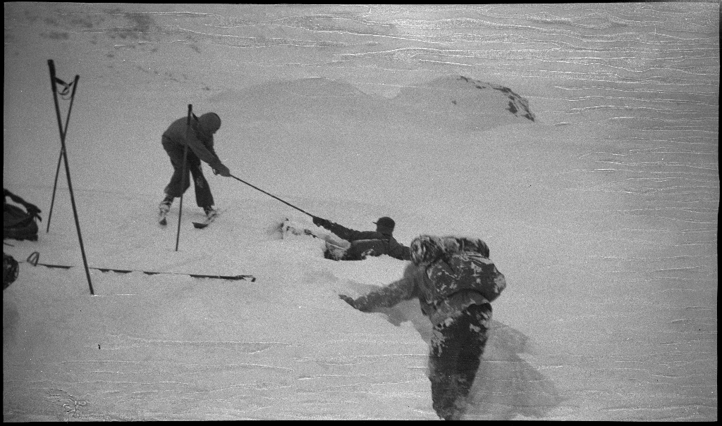 Fire unge menn på skitur fra Roalkvam til Stranddalen i Suldal. Det er bilder av hytter i fjellet, fra landskapet, lek med en hoppbakke og fra skigåing.
