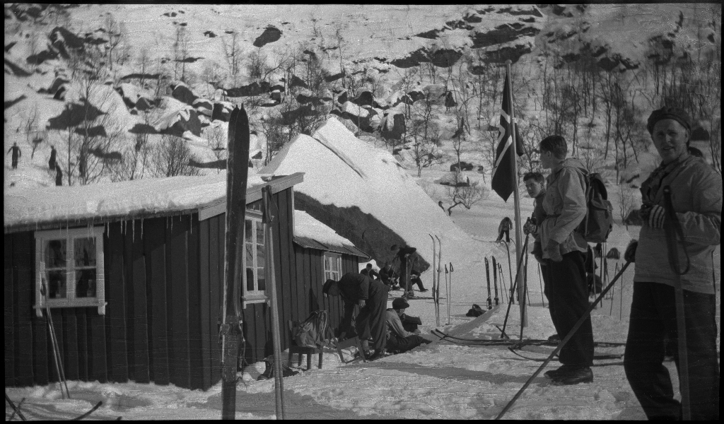 En stor gjeng med unge menn og kvinner på skitur i Lyseheiene og Ryfylkeheiene. Lindtner er til høyre på bilde nr. 2 og til venstre på bilde nr. 7. De reiser med et dampskip som ser ut til å hete "Lysefjord".