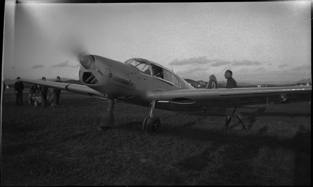 Bilder fra åpningen av den sivile flyplassen på Sømmesletta på Sola. Bildene viser folk som titter på flyene og helikoptrene som besøkte flyplassen fra inn- og utland i anledning åpningen. Det er flere bilder fra et stort passasjerfly fra Lufthansa med påskriften "Generalfeldmarschall von Hindenburg" og "D-APIS". Det er også et bilde fra en kanonbåt.