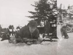 Soldater øver på å åle seg frem i terrenget.