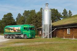 Fellesfjøs for storfe i Vingelen, Tolga, Hedmark. Tankbil fr
