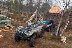 Bilde tatt i forbindelse med legging av torv på gamme. Fra g