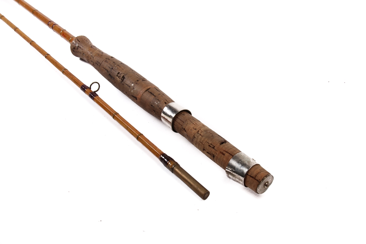 Tredelt, sekskanta fiskestang av typen splitcane, med ekstra tupp. Stanga er laga av bambus og handtaket av kork.
