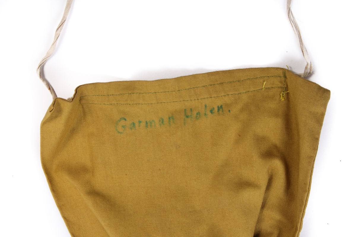 Tredelt fiskestang av type tohands splitcane med ekstra tupp og futeral. Den sekskanta stanga er laga av bambus og handtaket av kork.