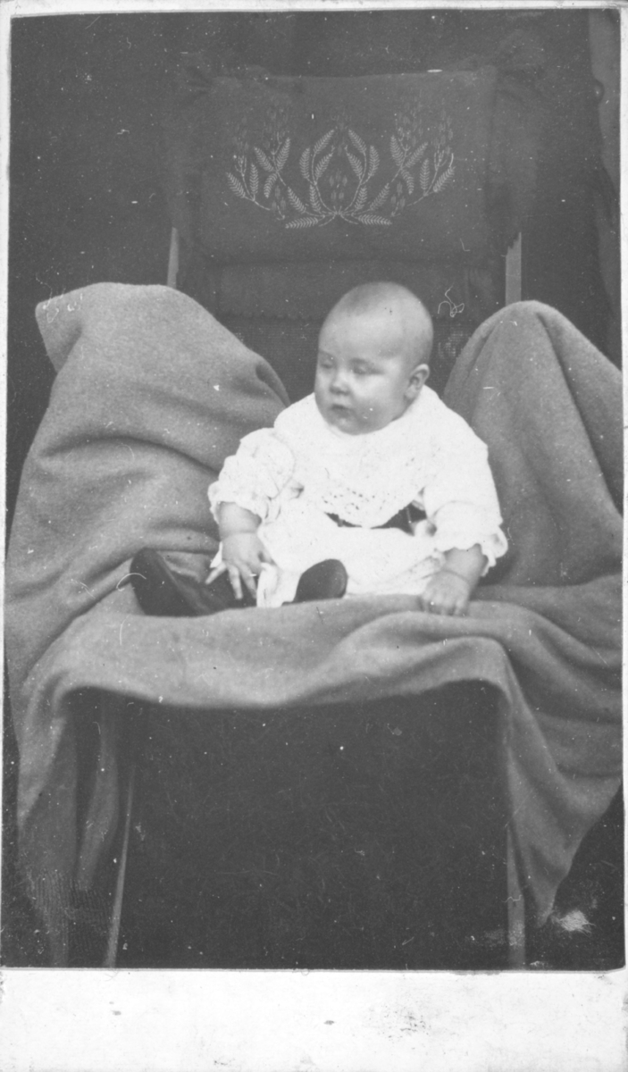 Album med portrettbilder. Albumet har tilhørt Aksel Konrad Mikkola og hans hustru Kathinka Marie, f. Mikkelsen. Det er nå i Solbjørg Mikkolas eie. Navnene til de portretterte er for en stor del ukjente, men mange er fra Neiden og Sør-Varanger. Kathinka kom opprinnelig fra Lofoten, og en del av bildene viser hennes familie i Nordland