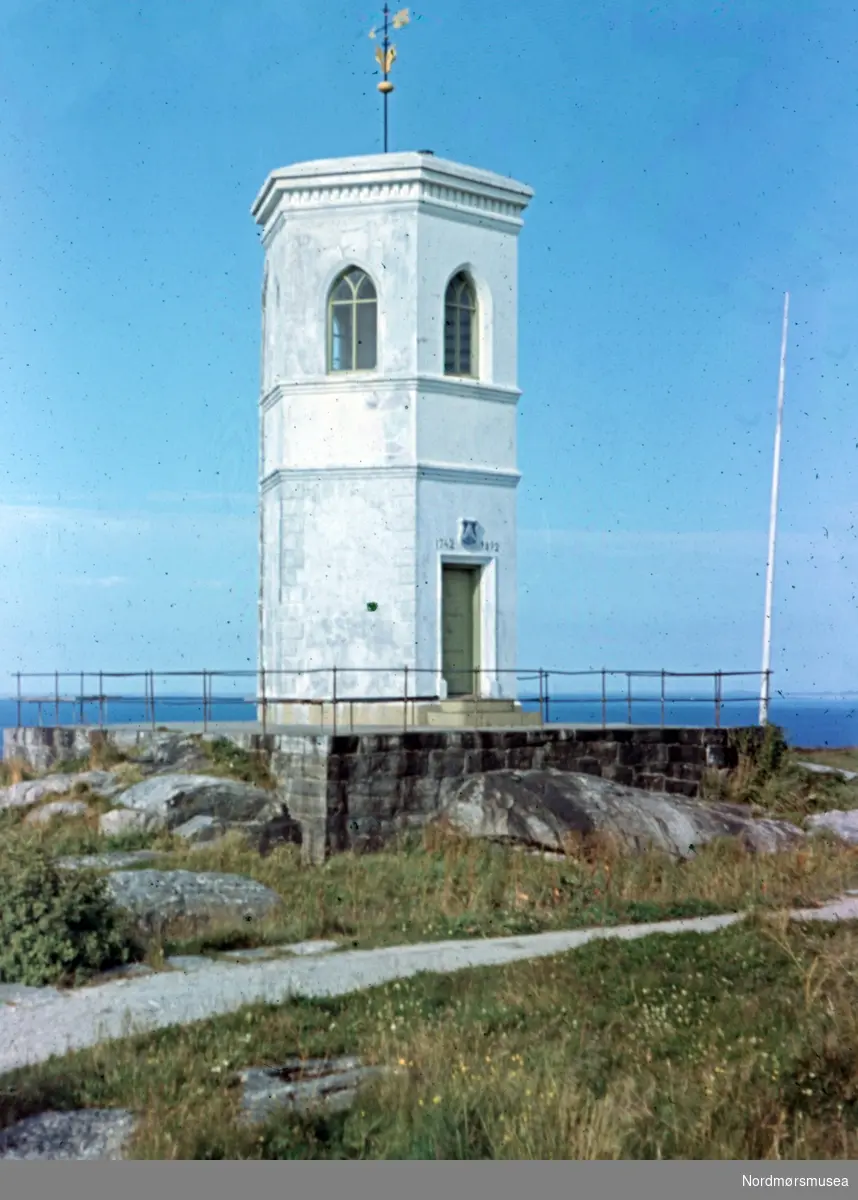 Foto fra Vardetårnet på Kirkelandet i Kristiansund. Fotograf er Kjell Haug og er den som står bak samlingen med fargefoto/dias fra Kristiansund og Grip. Bildene dateres til omkring 1950-1970. Fra Nordmøre museums fotosamlinger.