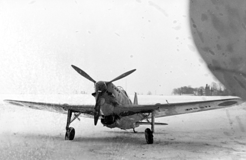 F6 Karlsborg 1940. 30 st franska Morane-Sauliner M.S 406 som gåva till Finland, anländer till Malmö packade i lådor och uppmonterades på Bulltofta av 5 franska mekaniker. Finska piloter flög planen via Västerås till Finland. Man hade tillstånd att mellanlanda på F6, men bara 2 flygplan använde sig av tillståndet. Flygplanstypen hade en kanon, troligen 20 mm, som sköt genom Propell-navet, samt en finkalibrig kulspruta i vardera vingen, kaliber troligen mindre än 8 mm. Bilden visar MS311. Albumet är en del av en donation från Karl-Axel Hansson, Karlsborg. Förteckning över hela donationen finns i albumet samt som Word-dokument.