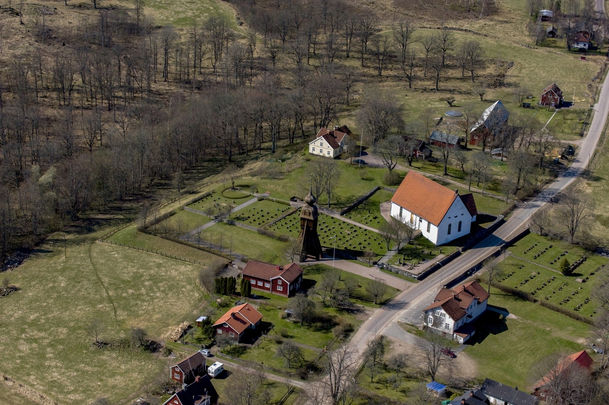 Flygfoto över Karlstorps kyrka i Vetlanda kommun.