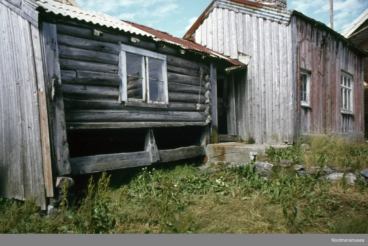 Foto fra noen av bygningene på fiskeværet Grip i Kristiansund kommune. Fotograf er Kjell Haug og er den som står bak samlingen med fargefoto/dias fra Kristiansund og Grip. Bildene dateres til omkring 1950-1970. Fra Nordmøre museums fotosamlinger.