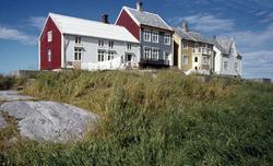 Foto fra noen av bygningene på fiskeværet Grip i Kristiansun