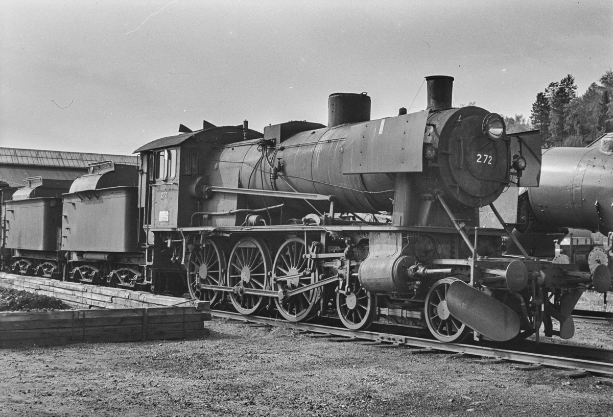 Utrangert damplokomotiv type 30a nr. 272 på Marienborg. Lokomotivet er uten tender og avventer opphugging.