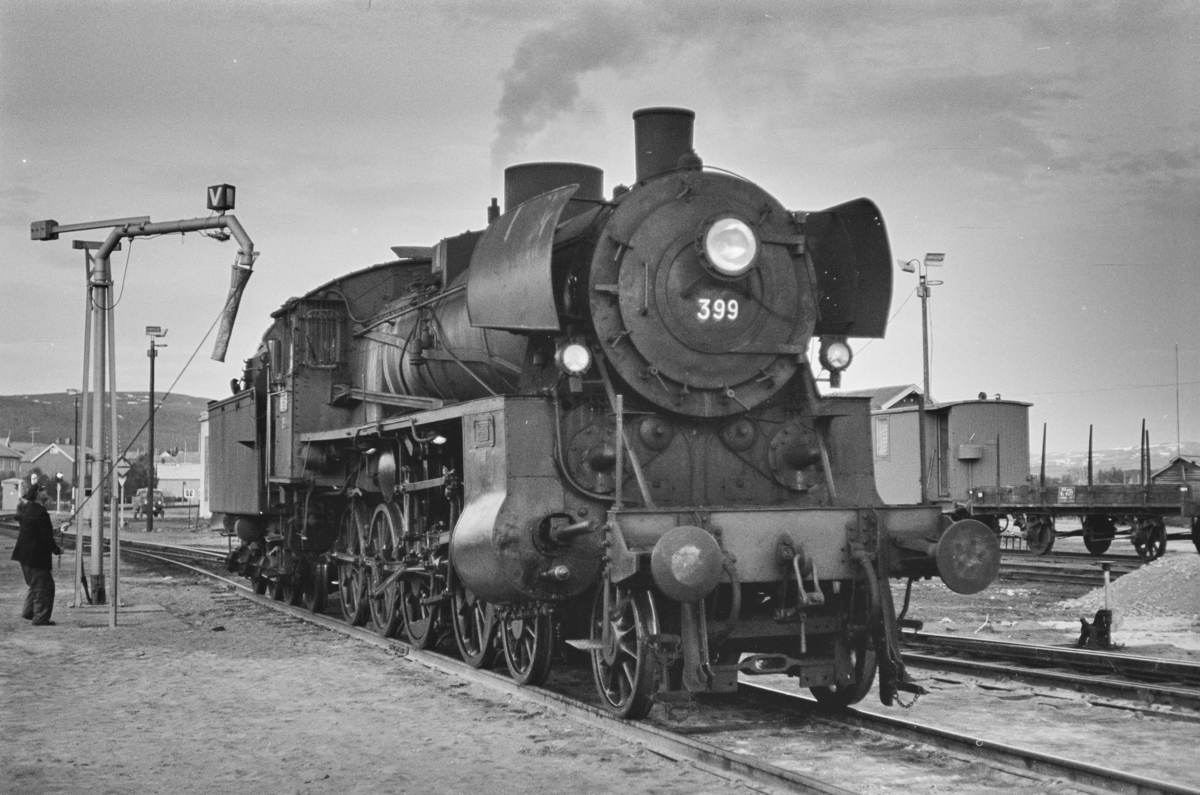 Damplokomotiv type 26c nr. 399 ved vannstenderen på Røros stasjon.