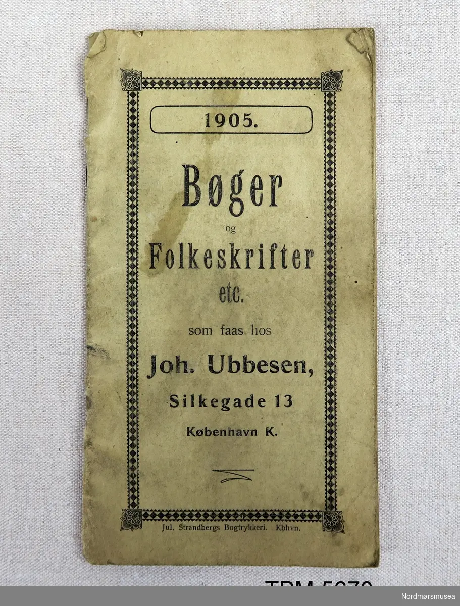 Lite hefte på 48 sider med reklame for bøker fra Joh. Ubbesen, København.
Trykt med ei blanding av latinsk og gotisk skrift.