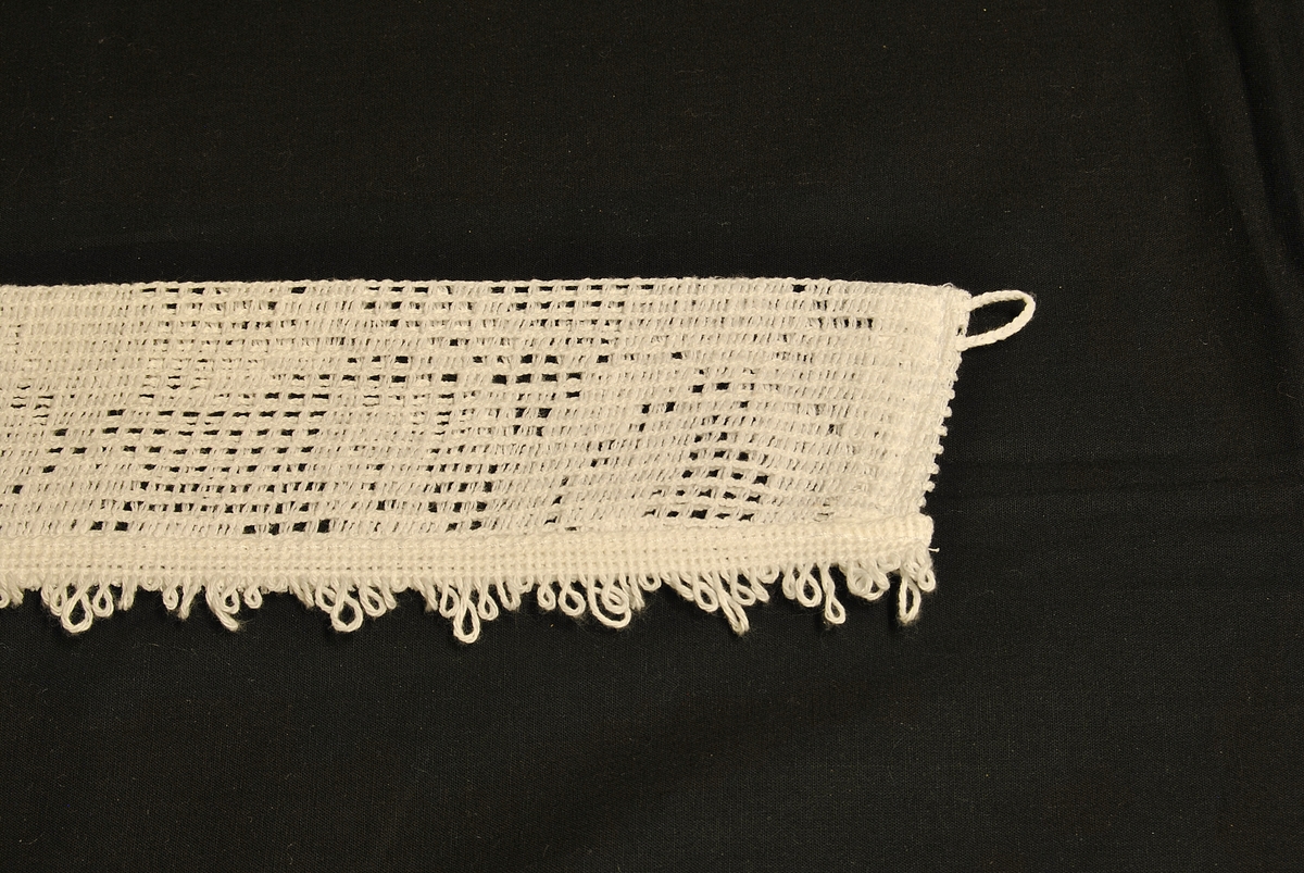 To stykk hvite gardinbånd. Maskinheklet.