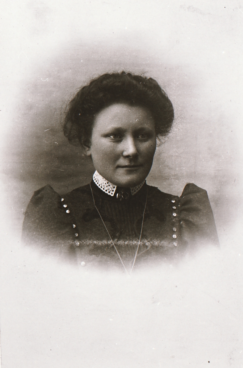 Portrett av Antonie Olsen, Stonglandseidet. Født 1885, d.1948.