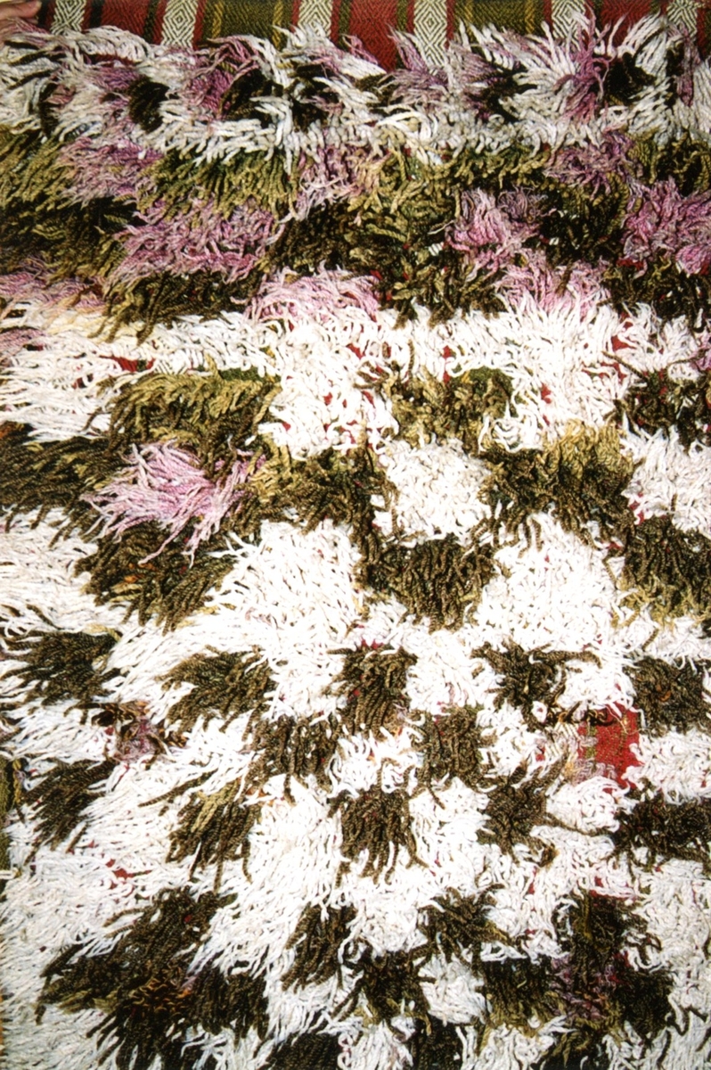 Båtrye i kypertvariasjon med floss.

Tilstand: Litt falmet.