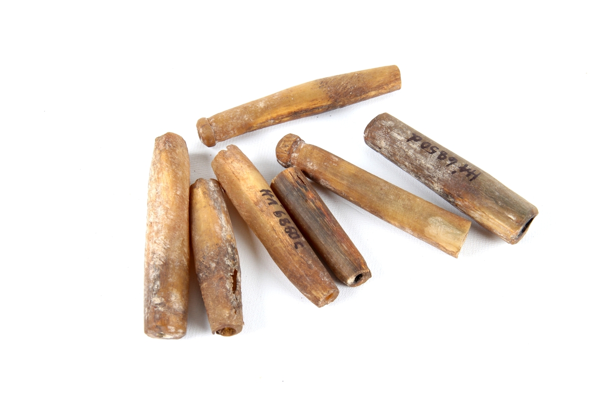 Syv ganske like kniplepinner laget av horn.