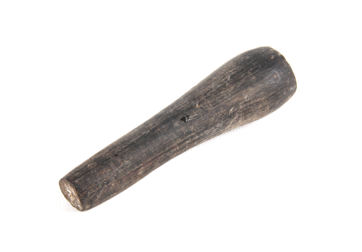 Fire ganske like kniplepinner laget av horn.