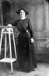 Postkort, portrett i helfigur av Ingeborg Karlsen, gift Lipp