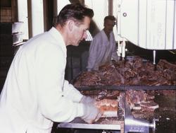 Saging av kjøtt i produksjonslokale hos Br. Bothner.