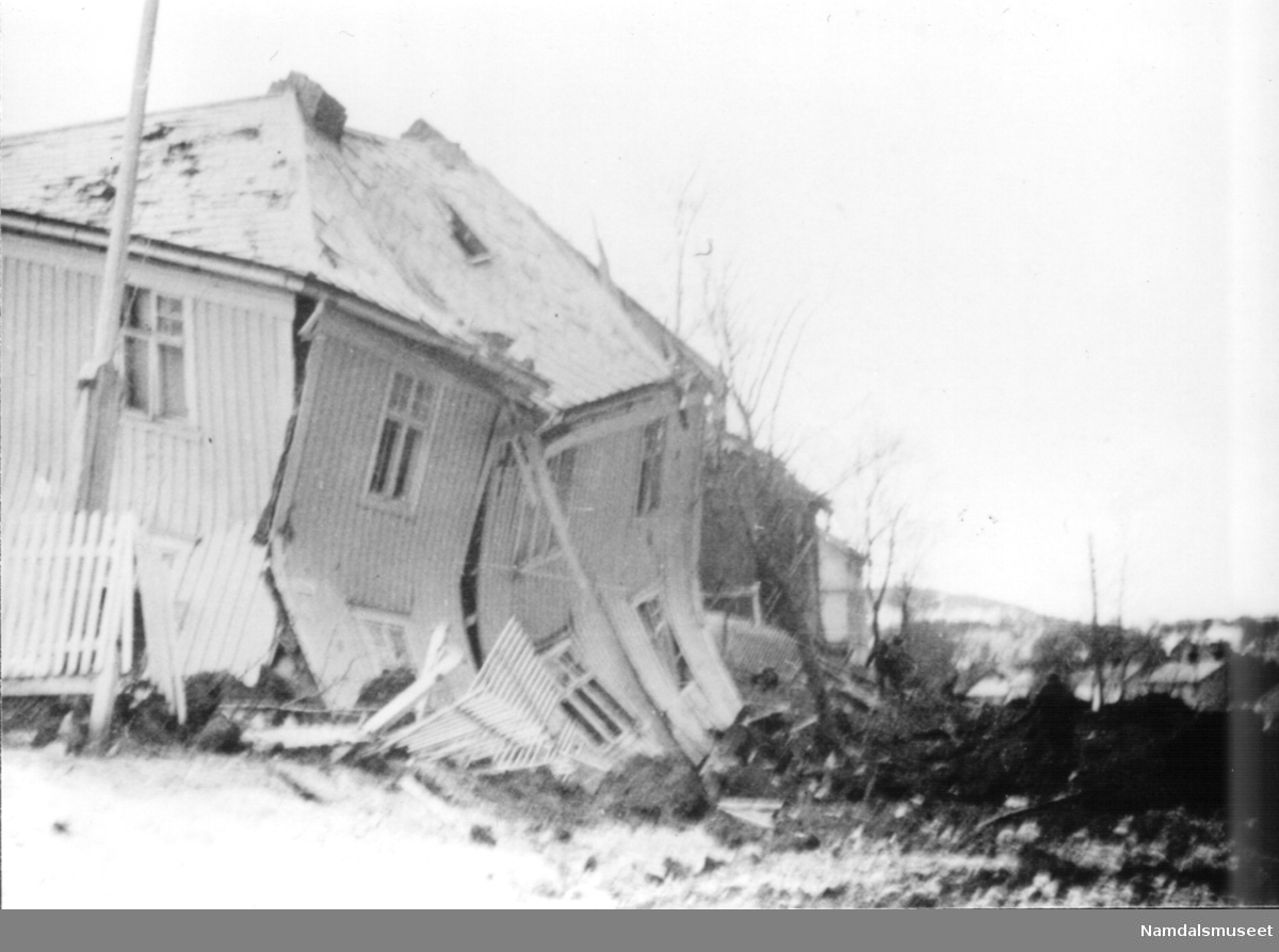 Namsos, april 1940. Bildet er tatt etter at huset er bombet men før det begynner å brenne.