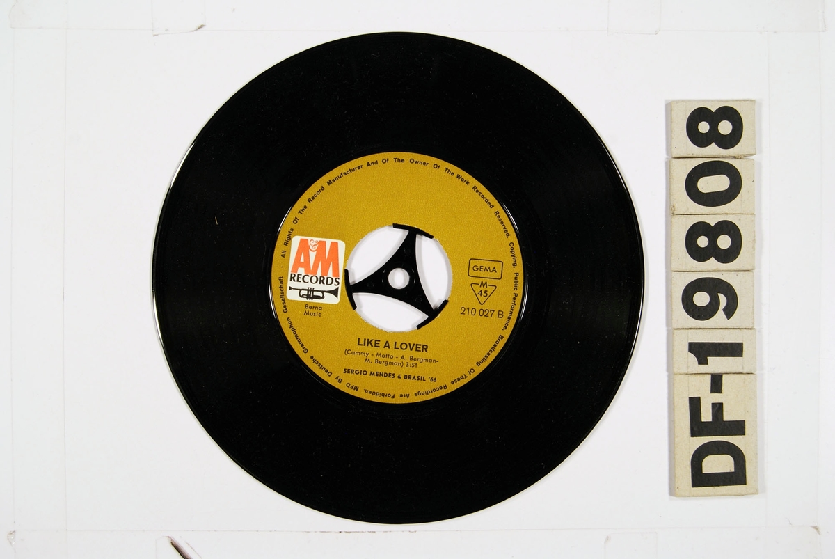 "Platen har sammen med en større samling grammofoner, plater og radioutstyr tilhørt en privatperson i Egersund."

Vinylsingel med papircover.