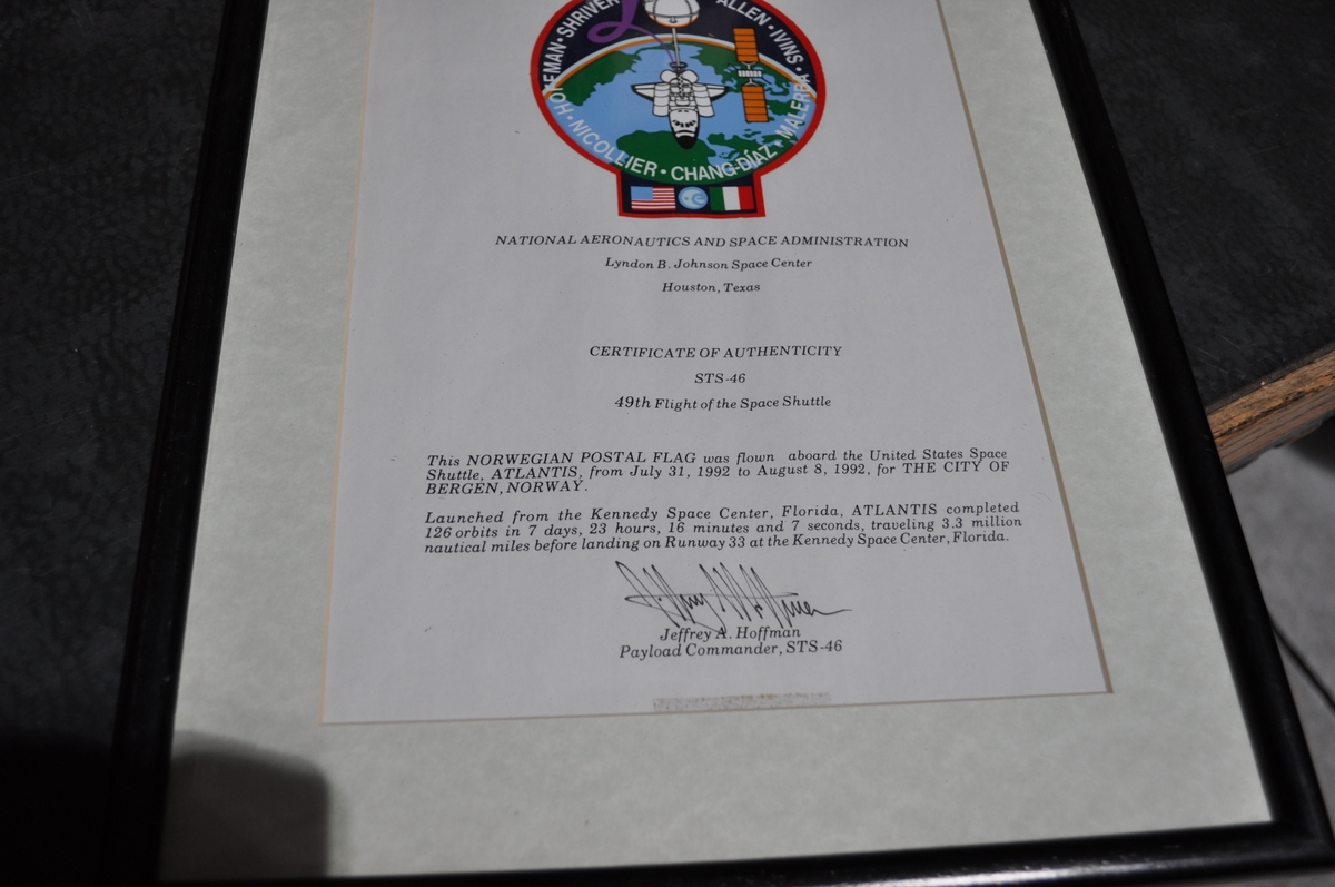 Postflagg med diplom. Flagget har med på romferge.