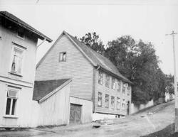 Repro: Bolighus i Langesgate, Lillehammer. Lorange-gården.