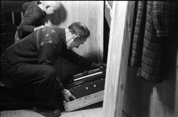 Frigjøring! Sigurd Røisli, godt hjulpet av sønnen Kjell, tar