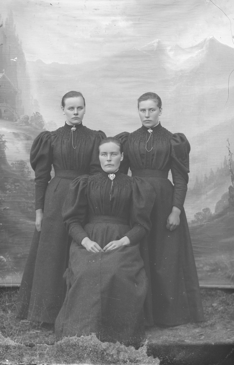 Gruppebilde, helfigur, tre søstre hvor Ingeborg Sæther sitter foran