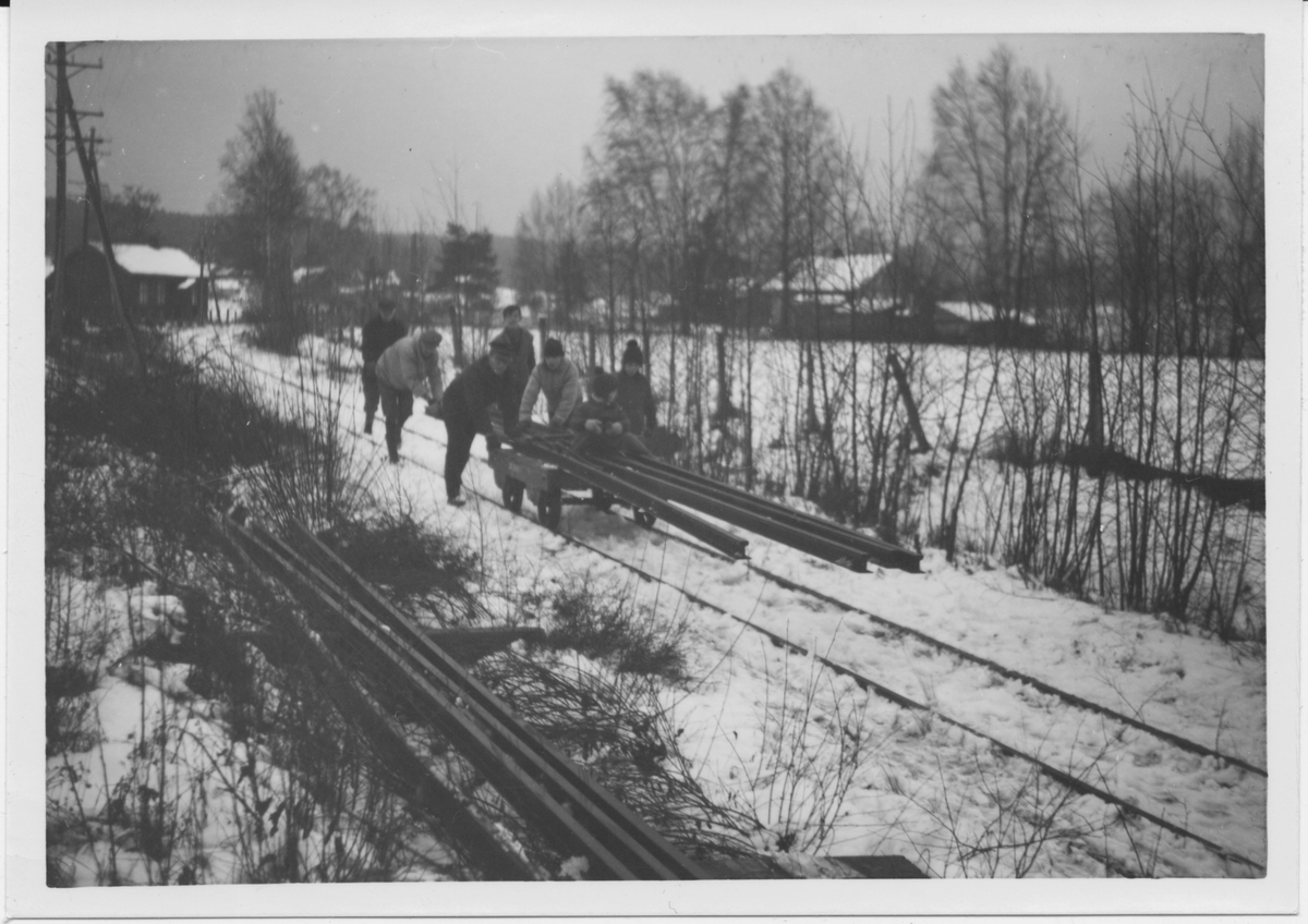 Skinnetransport på tralle på museumsbanen Urskog-Hølandsbanen ved Fossum. .