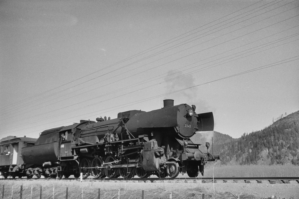 Tog med vogner lastet med pukk på Støren stasjon. Toget er underveis til Dovrebanen. Toget trekkes av damplokomotiv type 63a nr. 2343.