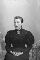 Portrett. Brystbilde. Ung kvinne. Marit Holden