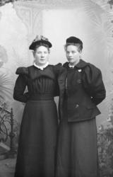 Gruppe. To unge kvinner. Marte Sandbuløkken t.v., Rønaug San