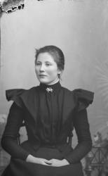 Portrett. Ung kvinne. Gina Olsen