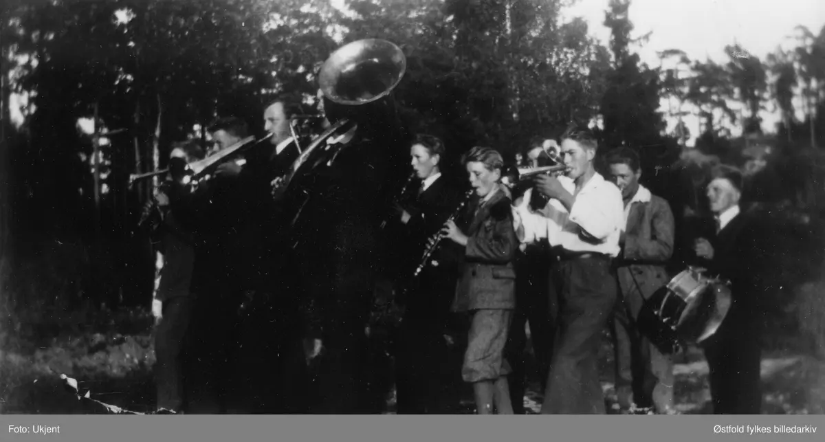 Varteig Musikkforening marsjererer 1934. 
1. rad fra venstre: Hilmar Belsby, Arthur Lunde, Emil Bergerud, Johan Kultorp
2. rad: Anders Lunde, Johan O. Lunde, Olaf Westgaard-hvit skjorte Jens Belsby-skjortekraven utenpå, Thorleif Strømnes med skarptromme.