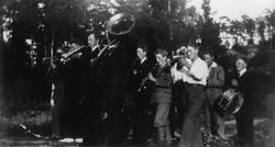 Varteig Musikkforening marsjererer 1934. 
1. rad fra venstr