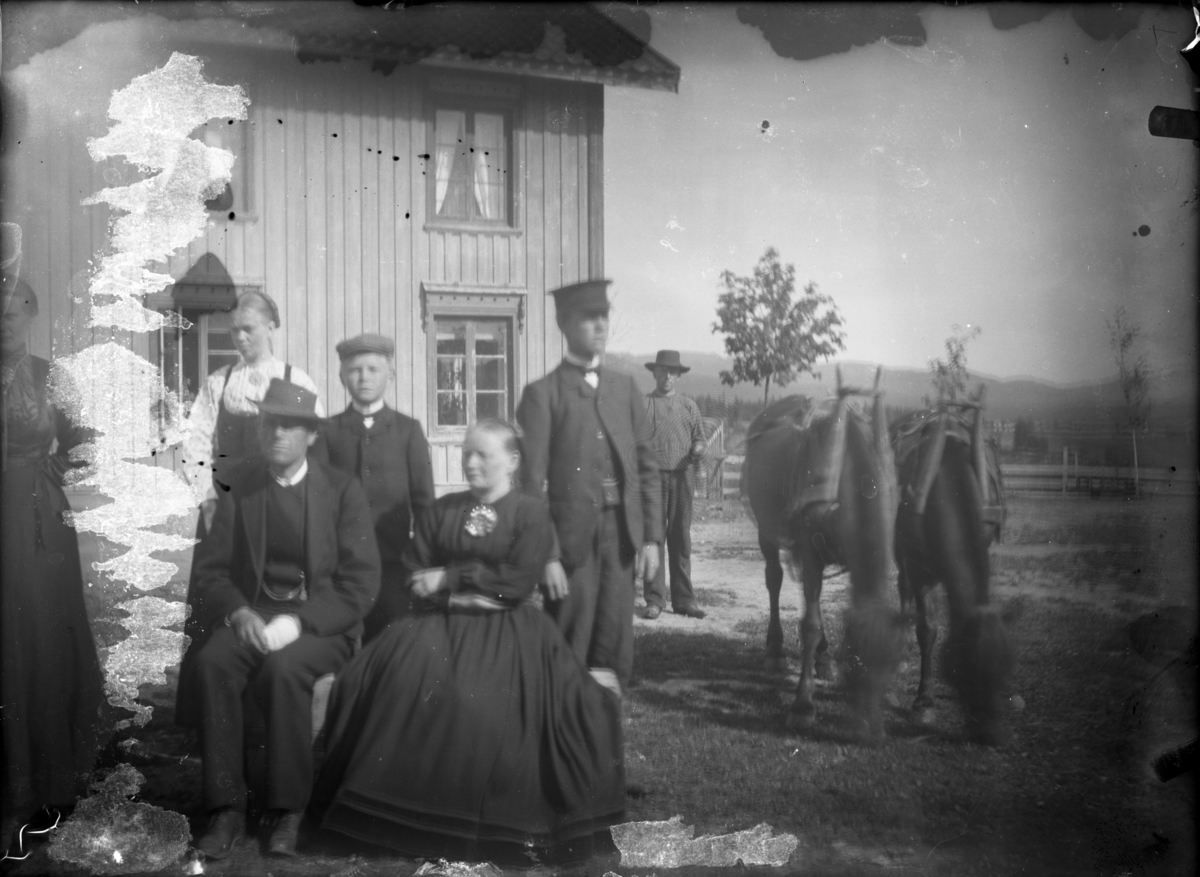 Rikard Berges fotoarkiv. Gruppebilde. 2 pl. av G. O. Nordbø. 1909.
Bilde nr. 121.1.

Fotografier tatt av Rikard Berge. 642 nummer. Samlingen består av negativer bladfilm. Motivene er ført inn i egen protokoll av Berge. Protokollen har tittel "Bilæt-emne"