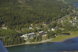 Øyer, Tretten Stasjon. Meierienes ostefabrikk i forgrunnen, 