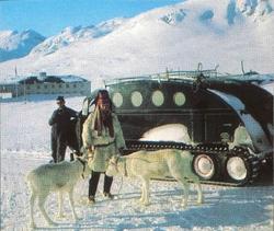 Snowmobil ved Tyinholmen Høyfjellshotell. Reingjeter Jens He