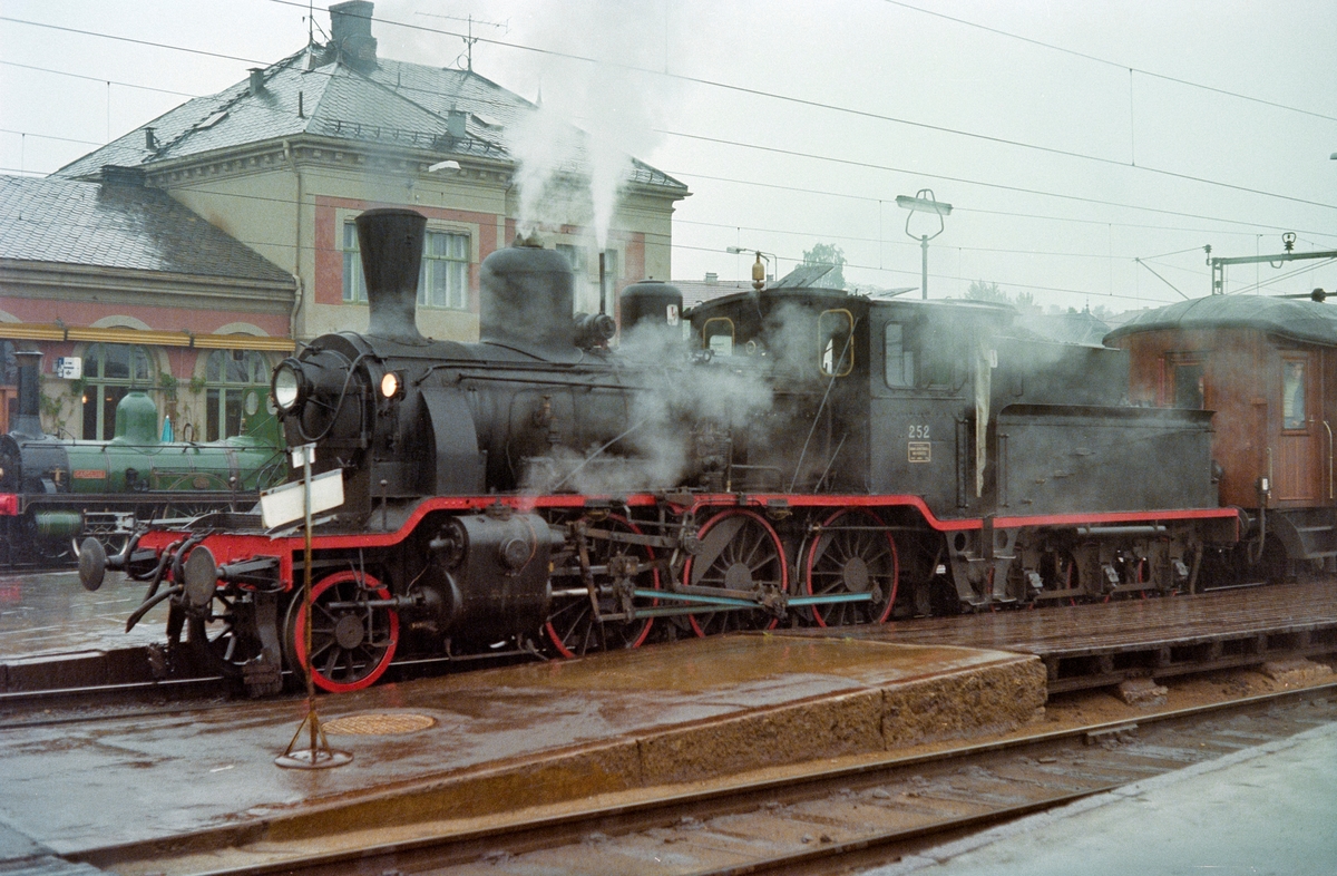 Veterantog på Hamar stasjon. Toget trekkes av damplokomotiv type 21b nr. 252.