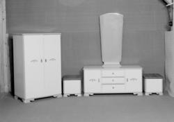 Skap, kommode med speil og puff med lokk.