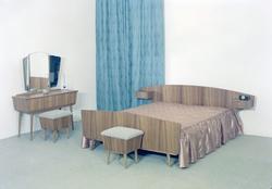 Soveromsmøblement. Seng, nattbord, kommode med speil og krak