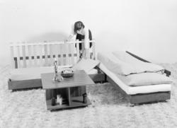 Sovebenkar, stol og bord.