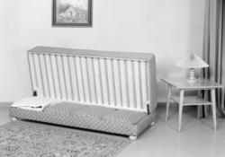 Sovesofa og lampebord.