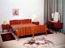 Soveromsmøblement. Seng, nattbord, kommode med speil og krak